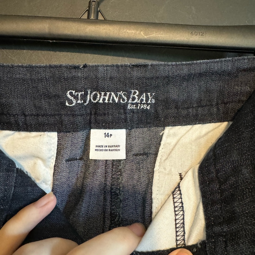 🎄5 for $20 
St. John’s Bay Dark Wash Denim Capris Size 14P - Picture 3 of 4